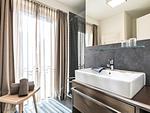 Badezimmer mit Fenster, Regendusche, WC, Haartrockner - FeWo Sonnenschein in PRORA / Indoorpool - Top-Hundeurlaub