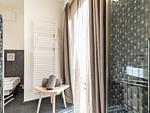 Badezimmer mit Fenster, Regendusche, WC, Haartrockner - FeWo Sonnenschein in PRORA / Indoorpool - Top-Hundeurlaub
