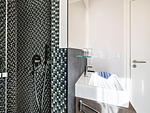 Badezimmer mit Fenster, Regendusche, WC, Haartrockner - FeWo Sonnenschein in PRORA / Indoorpool - Top-Hundeurlaub