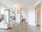 Wohnzimmer: Schlafcouch, TV, Essbereich, Zugang zum Balkon - FeWo Dünenwald in PRORA - 6.44 - Top-Hundeurlaub