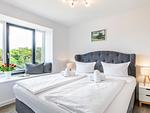 Schlafzimmer 1: Doppelbett (180 x 200), TV, Kleiderschrank, Plissees - FeWo Dünenwald in PRORA - 6.44 - Top-Hundeurlaub