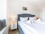 Schlafzimmer 1: Doppelbett (180 x 200), TV, Kleiderschrank, Plissees - FeWo Dünenwald in PRORA - 6.44 - Top-Hundeurlaub