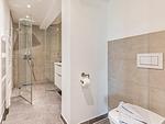 Badezimmer: Regendusche, WC, Haartrockner - FeWo Dünenwald in PRORA - 6.44 - Top-Hundeurlaub