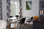 Wohnzimmer: Sofa, TV, Essbereich, Zugang zum Balkon - FeWo Treibholz in PRORA - 7.41 - Top-Hundeurlaub