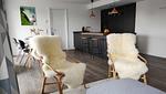 Wohnzimmer: Sofa, TV, Essbereich, Zugang zum Balkon - FeWo Treibholz in PRORA - 7.41 - Top-Hundeurlaub