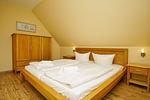 Schlafzimmer - Wohnung 03: Balkon, Boddenblick, Sauna- und Schwimmbadnutzung - Top-Hundeurlaub
