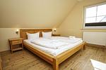 Schlafzimmer - Wohnung 03: Balkon, Boddenblick, Sauna- und Schwimmbadnutzung - Top-Hundeurlaub