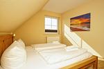 Schlafzimmer - Wohnung 03: Balkon, Boddenblick, Sauna- und Schwimmbadnutzung - Top-Hundeurlaub