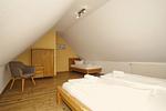 Schlafzimmer - Wohnung 03: Balkon, Boddenblick, Sauna- und Schwimmbadnutzung - Top-Hundeurlaub
