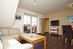 Wohnzimmer - Wohnung 03: Balkon, Boddenblick, Sauna- und Schwimmbadnutzung - Top-Hundeurlaub