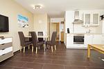 Wohnzimmer - Wohnung 03: Balkon, Boddenblick, Sauna- und Schwimmbadnutzung - Top-Hundeurlaub