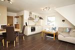 Wohnzimmer - Wohnung 03: Balkon, Boddenblick, Sauna- und Schwimmbadnutzung - Top-Hundeurlaub