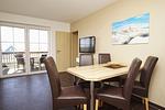Wohnzimmer - Wohnung 03: Balkon, Boddenblick, Sauna- und Schwimmbadnutzung - Top-Hundeurlaub