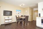 Wohnzimmer - Wohnung 03: Balkon, Boddenblick, Sauna- und Schwimmbadnutzung - Top-Hundeurlaub
