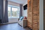 Schlafzimmer 1: Doppelbett (180x200), Schlafsessel, TV, Zugang zum Balkon - FeWo Hühnergott in PRORA - 5.07 - Top-Hundeurlaub