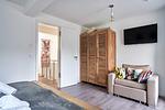 Schlafzimmer 1: Doppelbett (180x200), Schlafsessel, TV, Zugang zum Balkon - FeWo Hühnergott in PRORA - 5.07 - Top-Hundeurlaub