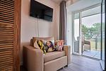 Schlafzimmer 1: Doppelbett (180x200), Schlafsessel, TV, Zugang zum Balkon - FeWo Hühnergott in PRORA - 5.07 - Top-Hundeurlaub
