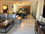 Wohn/Essbereich: Sofa, TV, Zugang zum Balkon - FeWo Strandloft in PRORA - 7.12 - Top-Hundeurlaub