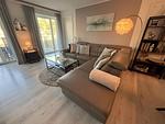 Wohn/Essbereich: Sofa, TV, Zugang zum Balkon - FeWo Strandloft in PRORA - 7.12 - Top-Hundeurlaub