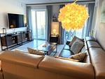 Wohn/Essbereich: Sofa, TV, Zugang zum Balkon - FeWo Strandloft in PRORA - 7.12 - Top-Hundeurlaub