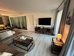 Wohn/Essbereich: Sofa, TV, Zugang zum Balkon - FeWo Strandloft in PRORA - 7.12 - Top-Hundeurlaub