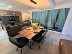Wohn/Essbereich: Sofa, TV, Zugang zum Balkon - FeWo Strandloft in PRORA - 7.12 - Top-Hundeurlaub