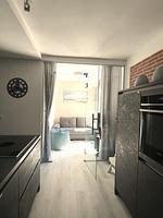 1/2 Zimmer: Schlafsofa (140x200), abgetrennt mit Glastür - FeWo Strandloft in PRORA - 7.12 - Top-Hundeurlaub