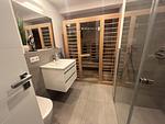 Badezimmer 1: Dusche, Infrarotsauna - FeWo Strandloft in PRORA - 7.12 - Top-Hundeurlaub