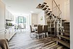 Wohn/Essbereich: Schlafsofa für 2 Personen, TV, Zugang zur Terrasse - FeWo Hygge in PRORA - 6.02 - Top-Hundeurlaub