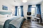Schlafzimmer 1: Doppelbett (180x200), TV - FeWo Hygge in PRORA - 6.02 - Top-Hundeurlaub