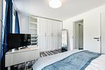 Schlafzimmer 2: Doppelbett (180x200), TV - FeWo Hygge in PRORA - 6.02 - Top-Hundeurlaub