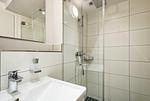 Badezimmer: Dusche, WC, Haartrockner - FeWo Hygge in PRORA - 6.02 - Top-Hundeurlaub