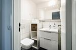 Badezimmer: Dusche, WC, Haartrockner - FeWo Hygge in PRORA - 6.02 - Top-Hundeurlaub