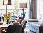 Wohn-/Essbereich: Sofa, Sitzgruppe, Essbereich, TV, Zugang zum Balkon - FeWo Sternenblick Dachterrasse in PRORA - 4.54 - Top-Hundeurlaub