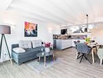 Wohn-/Essbereich: Sofa, Sitzgruppe, Essbereich, TV, Zugang zum Balkon - FeWo Sternenblick Dachterrasse in PRORA - 4.54 - Top-Hundeurlaub