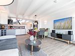 Wohn-/Essbereich: Sofa, Sitzgruppe, Essbereich, TV, Zugang zum Balkon - FeWo Sternenblick Dachterrasse in PRORA - 4.54 - Top-Hundeurlaub