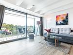 Wohn-/Essbereich: Sofa, Sitzgruppe, Essbereich, TV, Zugang zum Balkon - FeWo Sternenblick Dachterrasse in PRORA - 4.54 - Top-Hundeurlaub