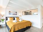Schlafzimmer 1: Doppelbett (180 x 200), TV, Kleiderschrank, Verdunklungsgardinen, Zugang zum Balkon - FeWo Sternenblick Dachterrasse in PRORA - 4.54 - Top-Hundeurlaub