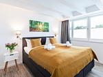 Schlafzimmer 2: Doppelbett (180 x 200), Kleiderschrank, TV, Verdunklungsgardinen - FeWo Sternenblick Dachterrasse in PRORA - 4.54 - Top-Hundeurlaub