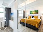 Schlafzimmer 2: Doppelbett (180 x 200), Kleiderschrank, TV, Verdunklungsgardinen - FeWo Sternenblick Dachterrasse in PRORA - 4.54 - Top-Hundeurlaub