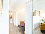 Schlafzimmer 2: Doppelbett (180 x 200), Kleiderschrank, TV, Verdunklungsgardinen - FeWo Sternenblick Dachterrasse in PRORA - 4.54 - Top-Hundeurlaub