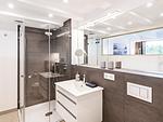 Badezimmer 2: Regendusche, WC, Haartrockner - FeWo Sternenblick Dachterrasse in PRORA - 4.54 - Top-Hundeurlaub