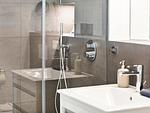 Badezimmer 2: Regendusche, WC, Haartrockner - FeWo Sternenblick Dachterrasse in PRORA - 4.54 - Top-Hundeurlaub