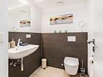 Badezimmer 1: Badewanne, Regendusche, WC, Haartrockner - FeWo Sternenblick Dachterrasse in PRORA - 4.54 - Top-Hundeurlaub