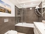 Badezimmer 1: Badewanne, Regendusche, WC, Haartrockner - FeWo Sternenblick Dachterrasse in PRORA - 4.54 - Top-Hundeurlaub