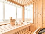 Badezimmer 2: Sauna, Jacuzzi, Regendusche, Handtuchheizung, Haartrockner - FeWo Stella Maris Dachterrasse in PRORA - 8.53 - Top-Hundeurlaub