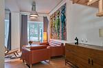 Wohn/Essbereich: Sofa, Sitzbereich, Essbereich, Flach-TV, Zugang zur Terrasse - FeWo Steife Brise in PRORA - 3.05 - Top-Hundeurlaub