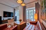 Wohn/Essbereich: Sofa, Sitzbereich, Essbereich, Flach-TV, Zugang zur Terrasse - FeWo Steife Brise in PRORA - 3.05 - Top-Hundeurlaub