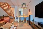 Wohn/Essbereich: Sofa, Sitzbereich, Essbereich, Flach-TV, Zugang zur Terrasse - FeWo Steife Brise in PRORA - 3.05 - Top-Hundeurlaub