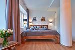 Schlafzimmer 1 (Seeseite): 1 Doppelbett (180x200), Kleiderschrank, TV, Zugang zum Balkon - FeWo Steife Brise in PRORA - 3.05 - Top-Hundeurlaub